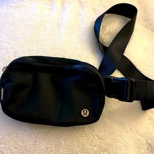 NWT Lululemon Everywhere Belt Bag (1L) - black